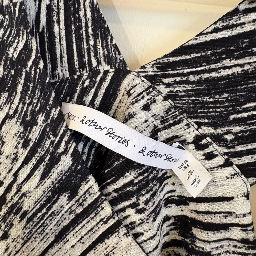 & Other Stories Sleeveless Black & White Brushstrokes Patterned Dress 8 - Picture 6 of 11